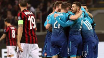 Los jugadores del Arsenal celebran uno de los goles contra el Milan.