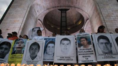 Miles de personas participan hoy , viernes 26 de diciembre de 2014 de una marcha para repudiar la desaparecieron de los 43 estudiantes en el estado mexicano de Guerrero y donde sus familiares reclamaron justicia y su aparición con vida. EFE