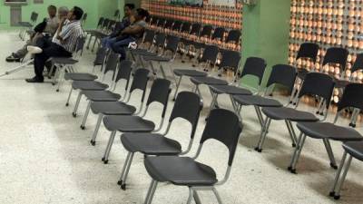 Al Mario Rivas, los pacientes han llegado a la salas de espera de la consulta externa, pero no han sido atendidos. Foto: Jorge Gonzales