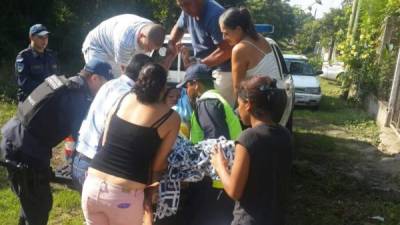 Una mujer dio a luz a su bebé en una patrulla de la Policía Nacional cuando se dirigía de la comunidad de El Naranjal hacia el hospital de Santa Bárbara, en el occidente de Honduras.