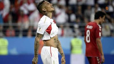 Paolo Guerrero se lamenta tras una ocasión fallada contra Dinamarca. Foto AFP