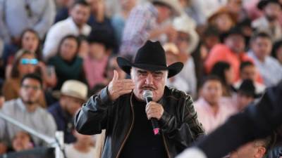 Vicente Fernández muestra leves avances en su recuperación.