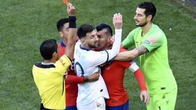 El árbitro paraguayo Mario Díaz expulsó a Messi y a Gary Medel tras la bronca. Foto AFP