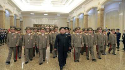 Kim Jong-un ordenó hoy, 21 de agosto de 2015, a las tropas norcoreanas que permanezcan listas para combatir. EFE/Archivo