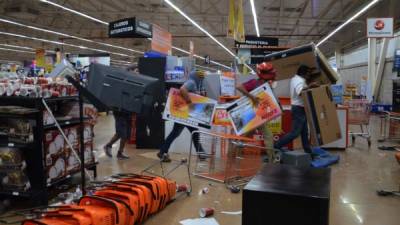 Decenas de personas saquean tiendas en el puerto de Veracruz, México, en protesta por la alza de precio a las gasolinas.