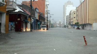 Las inundaciones y deslizamientos provocados por las lluvias del huracán Iota, que se sigue fortaleciendo en el Mar Caribe, dejaron bajo el agua a Cartagena de Indias, la meca del turismo de Colombia, que ha tenido que decretar la calamidad pública.