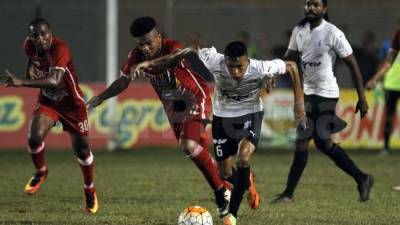 Juan Ángel Delgado, del Honduras Progreso, y David Meza, de la Real Sociedad, disputando el balón. Foto Neptalí Romero