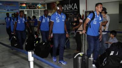 Los jugadores de la Selección de Honduras al salir del aeropuerto Ramón Villeda Morales de San Pedro Sula. Foto Neptalí Romero.