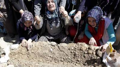 Amiliares lloran la muerte de las víctimas de la explosión de una mina cerca de Soma, en la provincia de Manisa (Turquía) durante su entierro