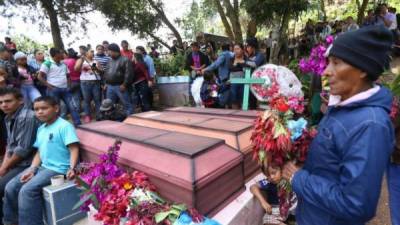 Rostros de tristeza en el entierro de tres jovencitas que murieron en manos de criminales en Honduras.