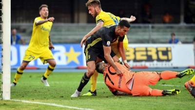 Cristiano Ronaldo dejó noqueado al portero del Chievo Verona en esta acción. Foto AFP