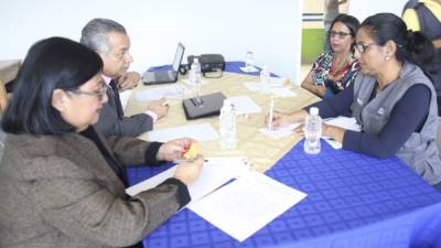 Miembros de la mesa de monitoreo en la reunión.