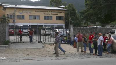 Dos de los cadáveres fueron trasladados ayer a la morgue de Medicina Forense de San Pedro Sula, hasta donde llegaron familiares.