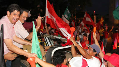 Centenares de liberales sampedranos recibieron a Mauricio Villeda en la avenida circunvalación de San Pedro Sula anoche cuando pasó en caravana.