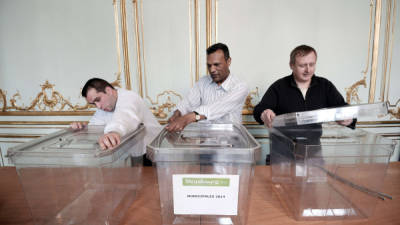 Las autoridades están terminando de ubicar las urnas electorales.