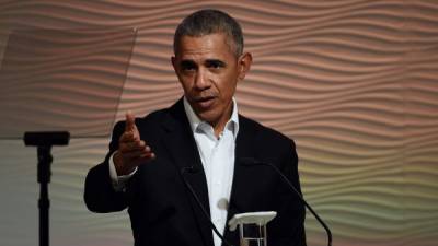 Obama recibió repetidas preguntas sobre su sucesor, el presidente Donald Trump, durante una conferencia en Nueva Delhi, pero se limitó a lanzar una advertencia general a todas las figuras relevantes.// Foto MONEY SHARMA / AFP.
