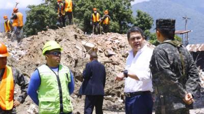 El presidente Juan Orlando Hernández y el comandante de la 105 Brigada, Mario Bueso, realizaron un recorrido para verificar los trabajos que se hacen en el centro penal.