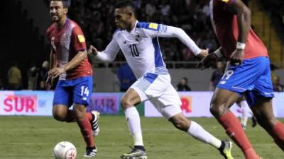 El jugador de Panamá, Ismael Díaz (centro) disputa el balón con Randall Azofeifa (i) y Kendall Waston (d) de Costa Rica. Foto EFE