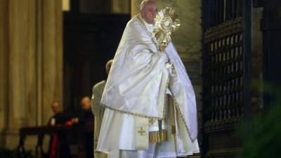 El papa Francisco en la histórica misa enla plaza vacía de San Pedro. AFP