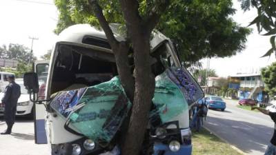 Según testigos, el microbús perdió el control después que supuestamente una camioneta le quitó el derecho de vía.