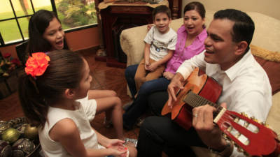 Los tres hijos del candidato mostraron el talento con sus voces y carisma.