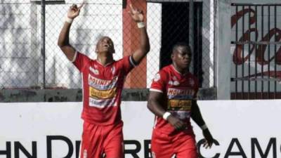 Rony Martínez celebra su gol que abrió el camino al triunfo ante Vida.