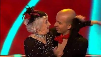 La pareja formada por la abuela Paddy (80), y el español Nico (39), inician bailando una especie de tango o Milonga que no llama la atención del público, pero una vez comienza a sonar una salsa, mira lo que sucede.