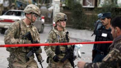 En la imagen, soldados estadounidenses atienden una emergencia en Kabul. EFE