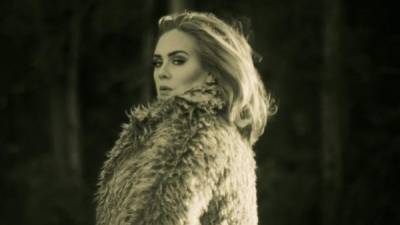 La cantante Adele en una escena del video de 'Hello'.