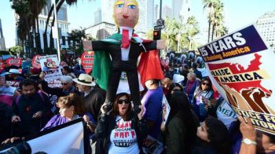 Miles de personas se manifestaron contra Donald Trump en Los Angeles. AFP.