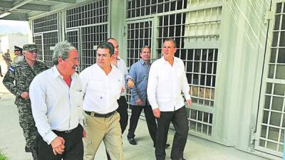 El Presidente con los empresarios Rafael Flores, Emín abufele y Luis Larach.