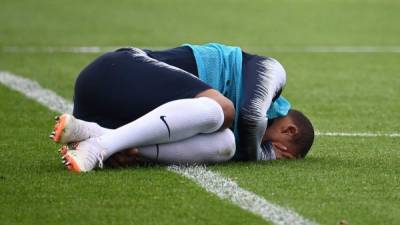 Mbappé abandonó el entrenamiento tras unos minutos este martes con daño en el tobillo izquierdo, a cuatro días del debut de Francia en el Mundial, el sábado contra Australia. FOTO AFP.