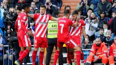 GRAF8911. MADRID, 17/02/2019.- El delantero del Girona Cristian Portugués 'Portu' (d) celebra el segundo gol conseguido ante el Real Madrid, durante el partido correspondiente a la vigesimocuarta jornada de Liga, que ambos equipos disputan en el estadio Santiago Bernabéu. EFE/Zipi