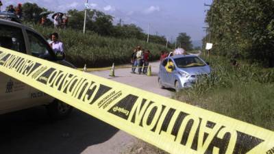 Los cuerpos del universitario Alex López Ávilez y su sobrino quedaron dentro del carro en el que se conducían. Los sicarios los atacaron en el desvío al campo bananero Guaruma.
