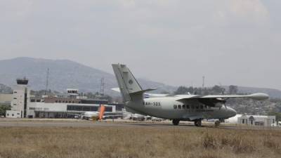 Capitalinos protestan para que el aeropuerto Toncontín siga operando.