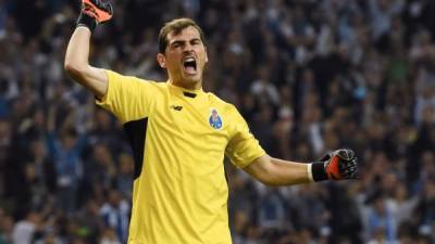 Iker Casillas celebrando la victoria del Porto sobre el Chelsea. Foto AFP
