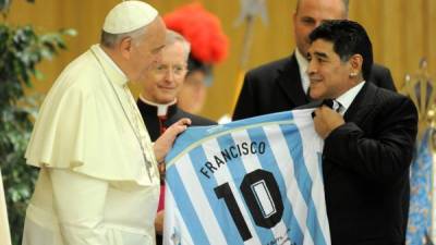 El astro argentino, Diego Maradona le entrega una camiseta al Papa Francisco. (Arcghivo).