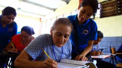 Una estudiante que egresó en 2013 enseña a leer y escribir a una sampedrana que no tuvo la oportunidad en su infancia.