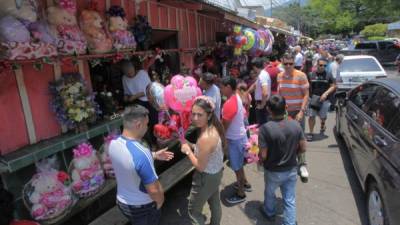 En el mercado Guamilito de San Pedro Sula, se concentraron decenas de sampedranos en busca de flores, globos y peluches.