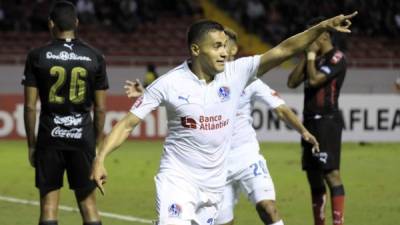 Roger Rojas celebrando su gol marcado al Alajuelense. Foto EFE