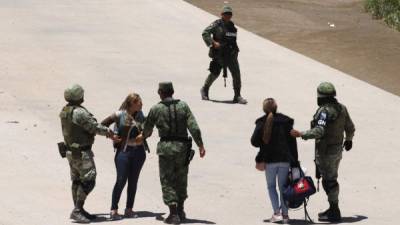 Militares mexicanos fueron captados deteniendo a migrantes en la frontera con EEUU para evitar que cruzaran a Texas./AFP.