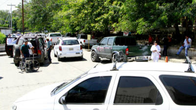 Dentro del hospital Mario Rivas se forman grandes congestionamientos.