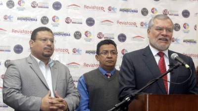 José Ugaz es el presidente de Transparencia Internacional. Aquí junto a Omar Rivera y Carlos Hernández.