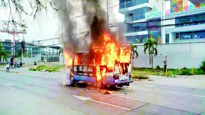El 4 de mayo de 2023 pandilleros incendiaron un bus en el bulevar Suyapa de Tegucigalpa. Este año han quemado ocho unidades del transporte.