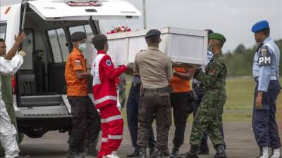 Miembros de los servicios de rescate indonesios transporta el ataúd de una de las víctimas recuperadas del avión de AirAsia siniestrado el pasado 28 de diciembre en el Mar de Java. EFE/Archivo