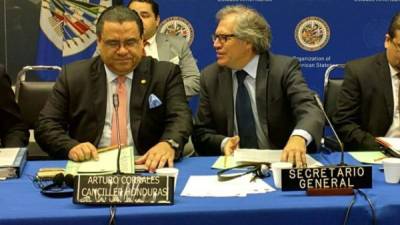 El canciller hondureño Arturo Corrales y el secretario general de la OEA, Luis Almagro.