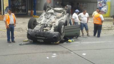 La camioneta fue a impactar contra un microbús en la 7 avenida del barrio Paz Barahona de San Pedro Sula.