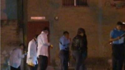 Las autoridades de Medicina Forense y policiales en el lugar de los hechos donde fueron asesinados los tres jóvenes.