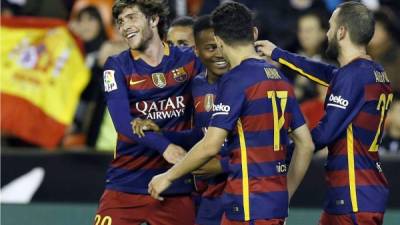 Los jugadores del Barcelona celebran el gol del empate contra el Valencia en el estadio Mestalla. Foto EFE/Kai Försterling.