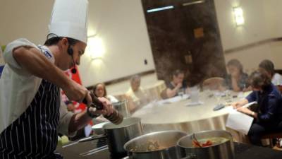 Rodrigo Menéndez, chef argentino, comparte recetas con los participantes.